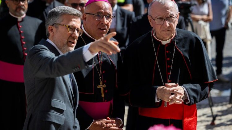 Кардынал П'етра Паралін на месцы аварыі фунікулёра ў Лісабоне