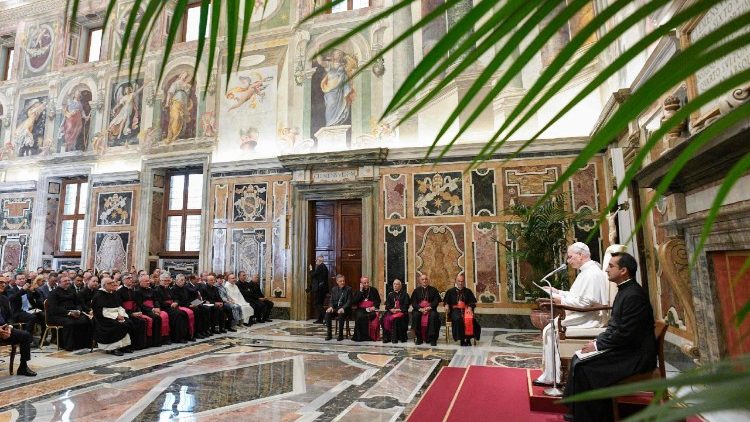 Le&oacute; p&aacute;pa besz&eacute;det int&eacute;z a P&aacute;pai Teol&oacute;giai Akad&eacute;mia tan&aacute;cskoz&aacute;s&aacute;nak r&eacute;sztvevőihez