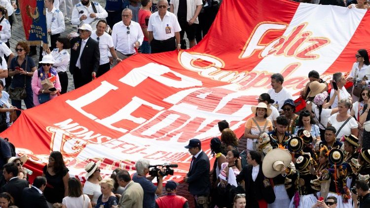 Fiéis peruanos desejam feliz aniversário ao Papa.