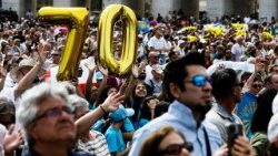 Gli auguri dei fedeli a Papa Leone XIV per i suoi 70 anni