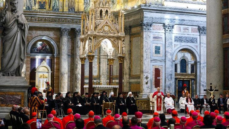 Együtt imádkoznak a különböző keresztény felekezetek vezetői és hívei    