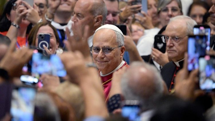 Teilnehmende grüßen den Papst