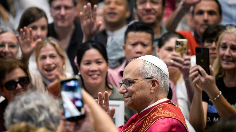 Le&oacute; p&aacute;pa a szertart&aacute;son r&eacute;sztvevő h&iacute;vek k&ouml;r&eacute;ben
