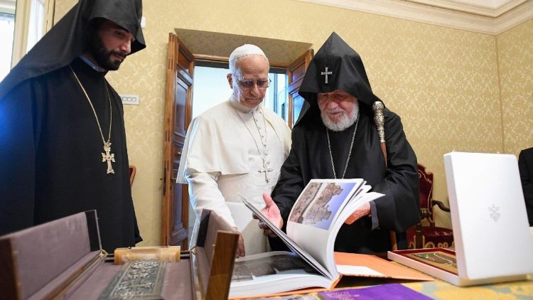 A p&aacute;tri&aacute;rka aj&aacute;nd&eacute;kai Le&oacute; p&aacute;p&aacute;nak