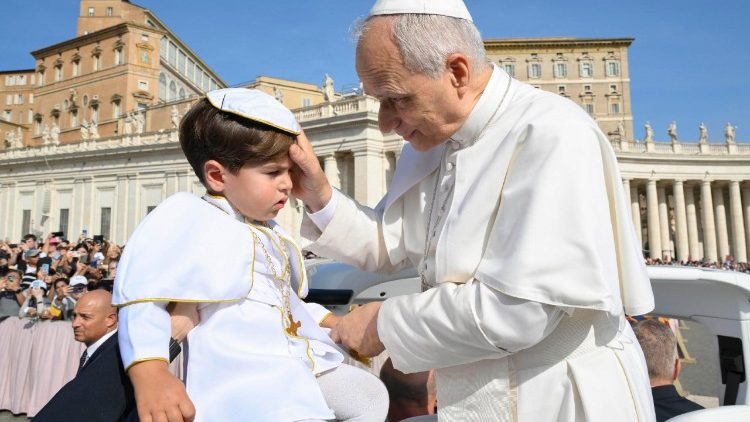 आम दर्शन समारोह के  दौरान संत पापा लियो 14वें 