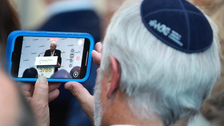 Ein Besucher filmt beim jüdischen Neujahrsempfang in Berlin am Mittwoch