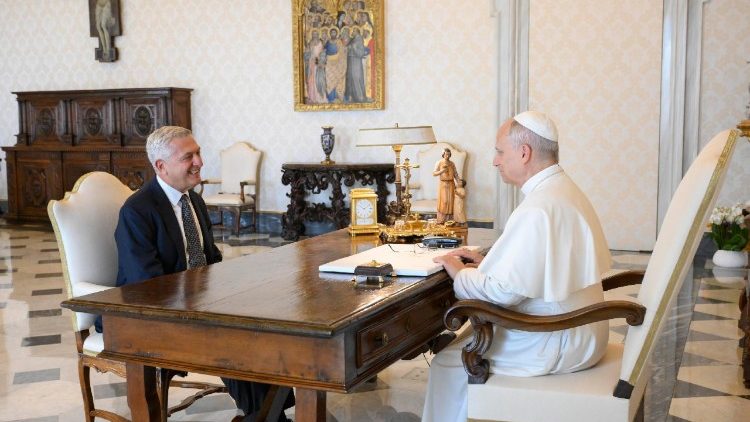 Popiežius priima Filippo Grandi
