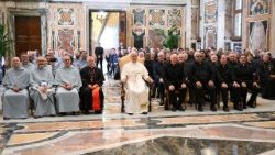 अपने धर्मसंघ की महासभाओं में भाग लेने के दौरान पोप लियो 14वें से मुलाकात करते विभिन्न धर्मसंघों के सदस्य