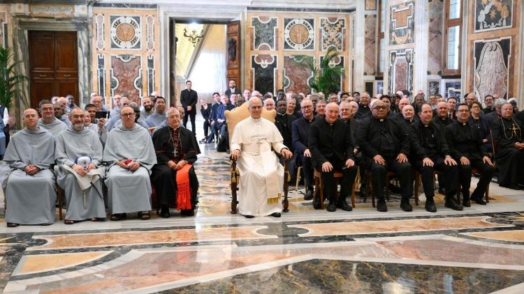 अपने धर्मसंघ की महासभाओं में भाग लेने के दौरान पोप लियो 14वें से मुलाकात करते विभिन्न धर्मसंघों के सदस्य