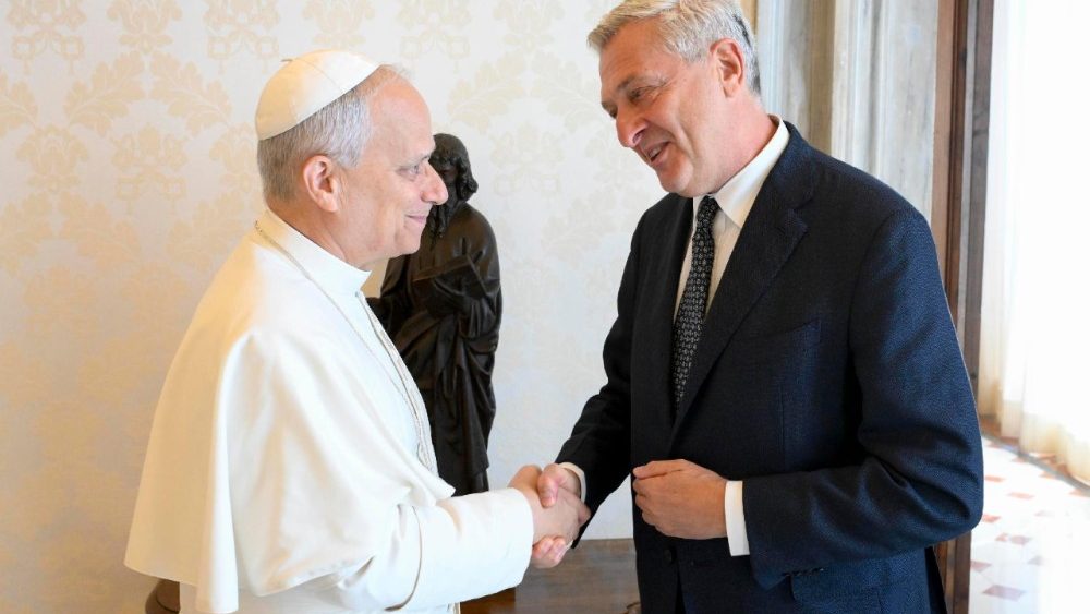 Komisioneri i Lartë i OKB-së për Refugjatët, Filippo Grandi, u prit në Vatikan nga Papa Leoni XIV