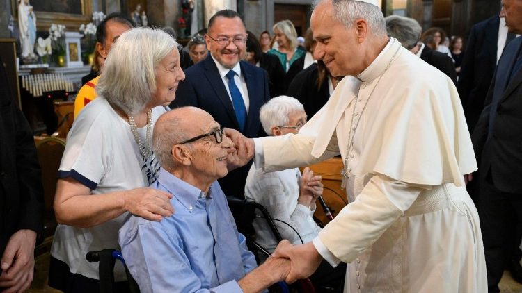 बुजूर्ग एवं बीमार लोगों से मुलाकात करते पोप लियो 14वें