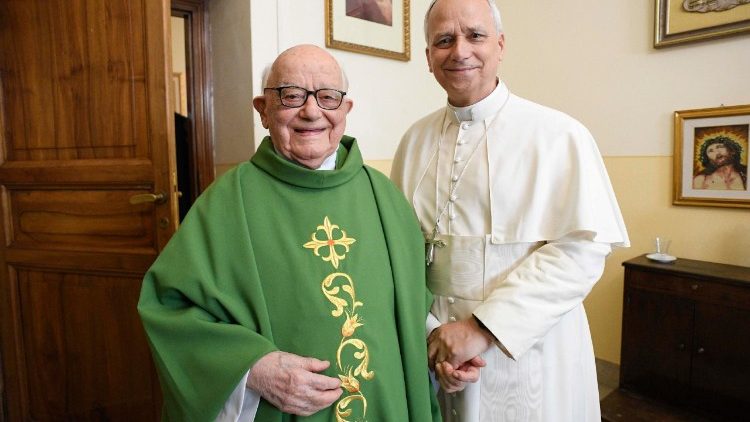 103 वर्षीय फादर जुवेल के साथ संत पापा लियो 14वें