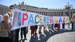 ലിയൊ പതിനാലാമൻ പാപ്പാ, ഞായറാഴ്ച നയിച്ച മദ്ധ്യാഹ്നപ്രാർത്ഥനാ വേളയിൽ വിശ്വാസികൾ ഗാസയ്ക്കുവേണ്ടി സമാധാനാഭ്യർത്ഥനയുമായി , വത്തിക്കാനിൽ വിശുദ്ധ പത്രോസിൻറെ ബസിലിക്കയുടെ ചത്വരത്തിൽ21/09/25