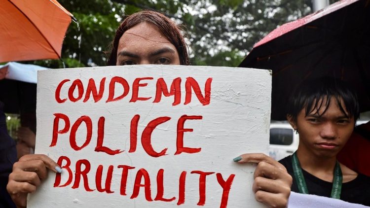 Protestkundgebung vor einer Polizeistation in Manila