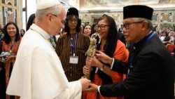 ലിയോ പതിനാലാമൻ പാപ്പാ ഇന്തോനേഷ്യൻ സമൂഹത്തിലെ അംഗങ്ങളെ അഭിവാദ്യം ചെയ്യുന്നു  