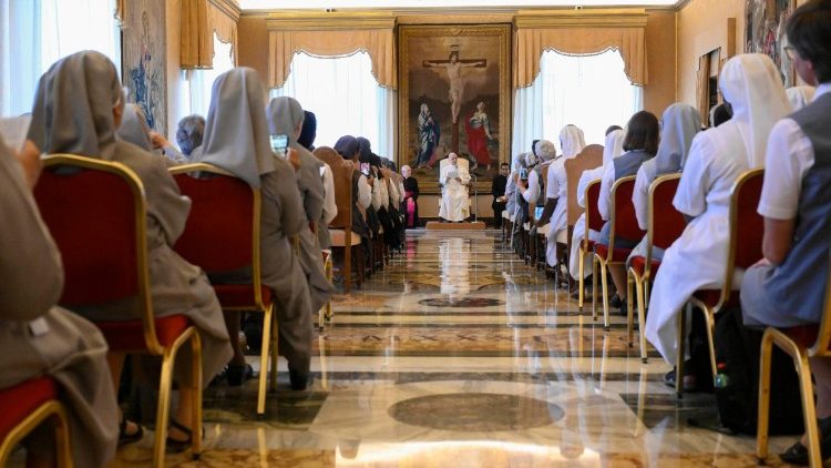 Különböző női szerzetesrendek képviselői XIV. Leó pápánál audiencián