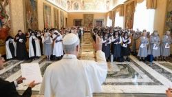 अपने धर्मसंध की महासभा में भाग लेने वाली समर्पित महिलाओं और पवित्र भूमि की कार्मेलाइट धर्मबहनों के एक समूह को  आशीष देते हुए, संत पापा लियो 14वें 