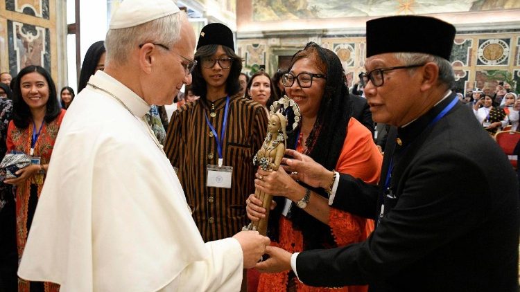 संत पापा लियो 14वें वाटिकन में रोम के इंडोनेशियाई समुदाय के साथ 