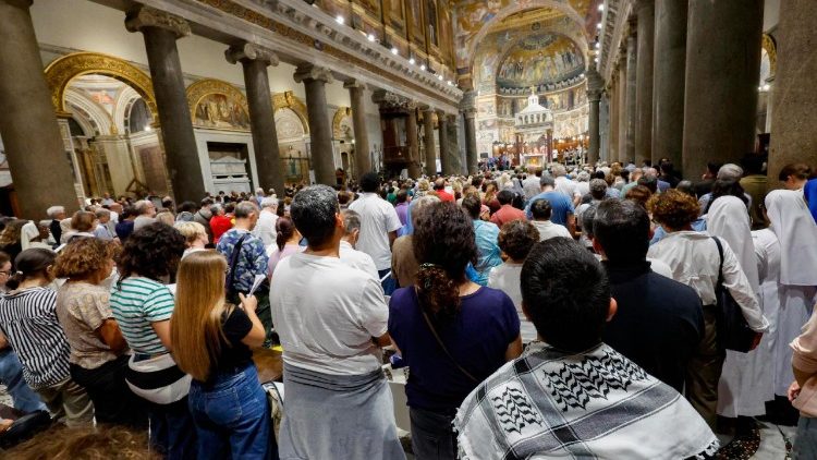 Waamini katika Kanisa la Bikira Maria huko Trastevere