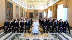 A Szentatya a Pápai Portugál Kollégium diákjaival és elöljáróival 