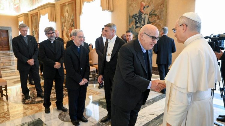 जेसुइट पत्रिका ला चिविल्ता कत्तोलिका के लेखकों और सहयोगियों से मुलाकात करते पोप फ्राँसिस