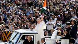 மக்கள் மத்தியில் திருத்தந்தை 