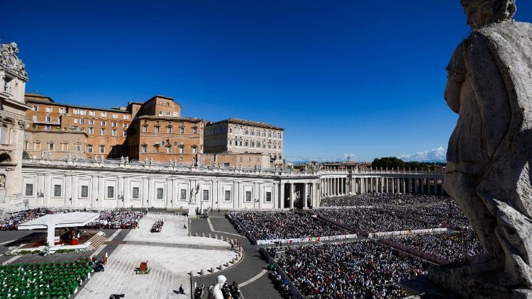 संत पेत्रुस महागिरजाघर का प्राँगण 