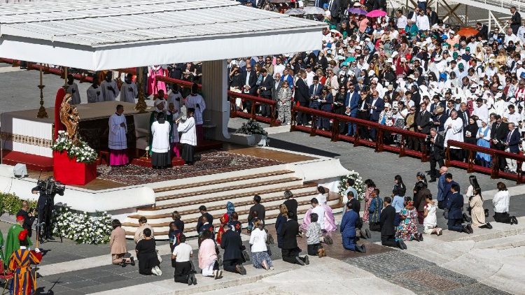 संत पेत्रुस महागिरजाघर के प्राँगण में ख्रीस्तयाग