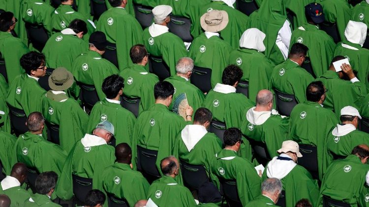 ख्रीस्तयाग में भाग लेते पुरोहित