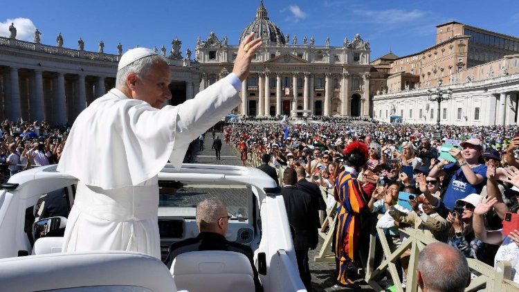 மக்கள் மத்தியில் திருத்தந்தை 