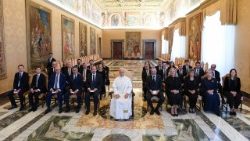 അംഗങ്ങളുമൊത്ത് ലിയോ പതിനാലാമൻ പാപ്പാ