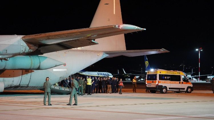 Arrivati a Roma 7 bambini da Gaza a bordo di un C-130