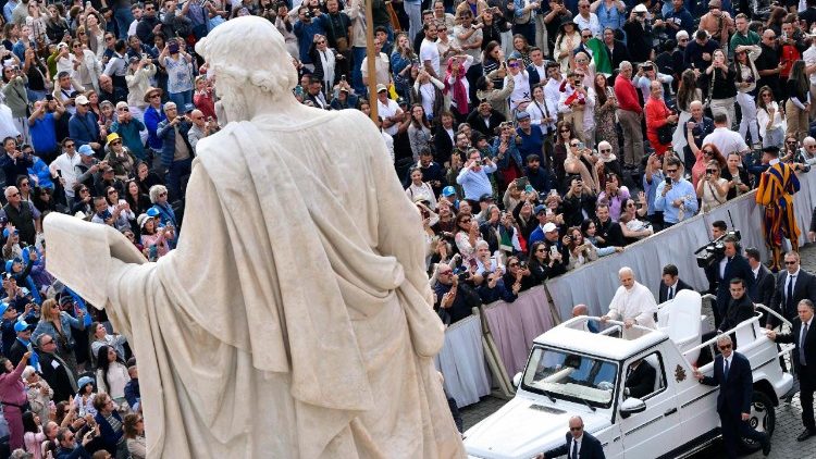 A Szentatya pápamobilon körbejárva üdvözli a zarándokokat