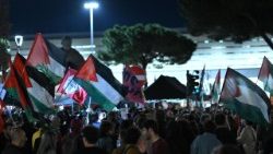 Demonstration am römischen Bahnhof Termini - im Hintergrund die Statue von Johannes Paul II.