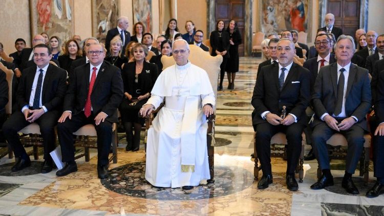 लैटिन इबेरो-अमेरिकन और करेबियन मेडिकल संघ के सदस्यों के साथ पोप लियो 14वें