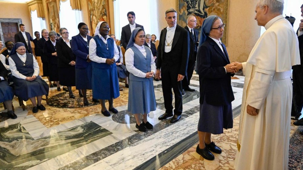 Il Papa alle Paoline, andate negli abissi dell'umanit� ferita