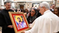 अंतर्राष्ट्रीय सम्मेलन "हमारे साझा घर में शरणार्थी और प्रवासी" के प्रतिभागियों के साथ संत पापा लियो 14वें