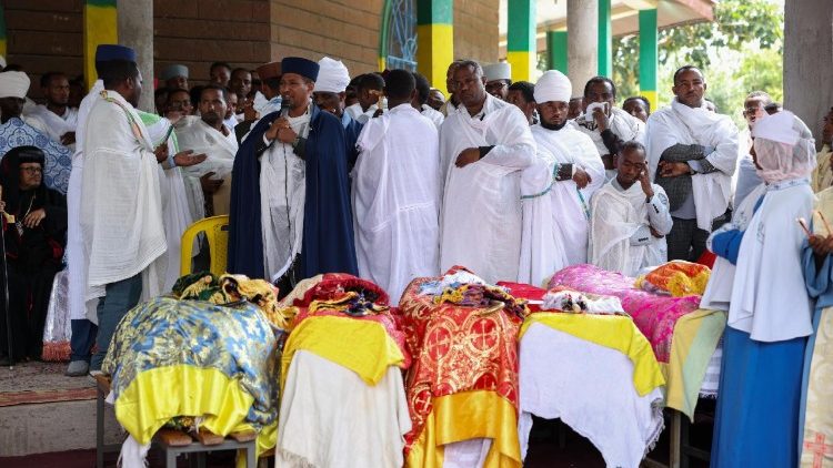 Beerdigung der Opfer eines Gerüstunfalls auf der Baustelle der Arerti-Mariam-Kirche in der Region Amhara, Äthiopien, am 2. Oktober 2025