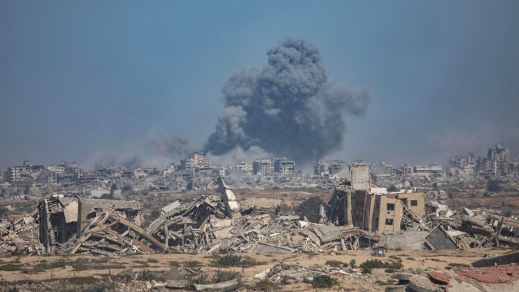 Displaced Palestinians flee northern Gaza as Israeli offensive intensifies