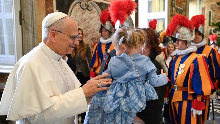 शपथ ग्रहण समारोह के अवसर पर संत पापा लियो 14वें परिवार के सदस्यों के साथ