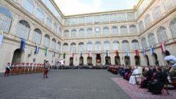 Il Papa nel Cortile di S.Damaso per giuramento Guardie Svizzere