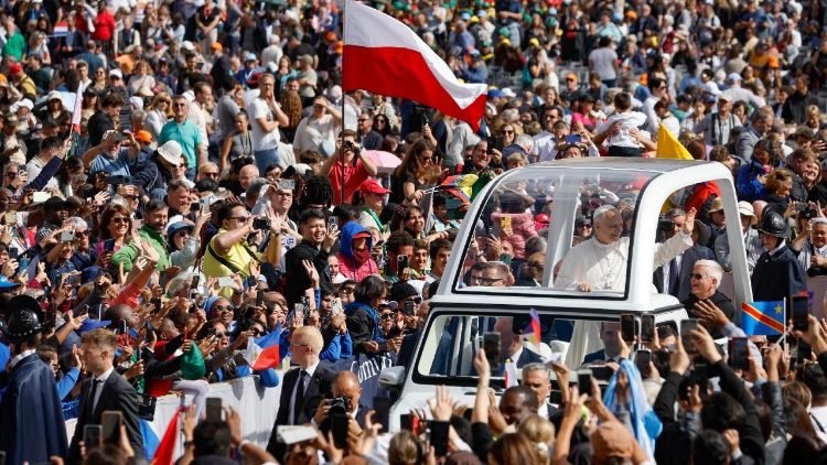 Leó pápa köszönti a zarándokokat 