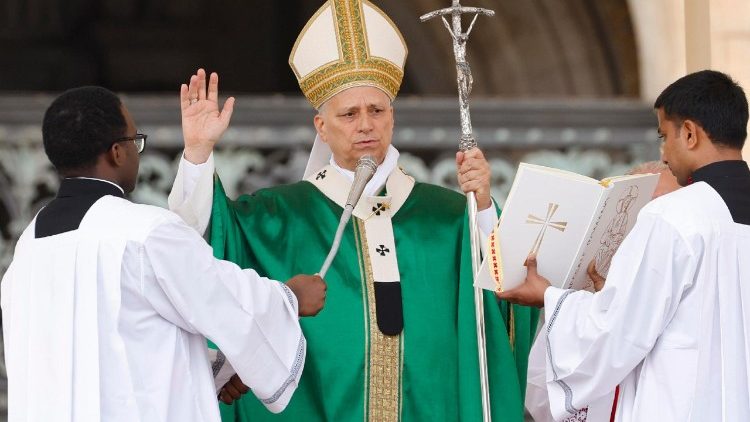 വിശുദ്ധ കുർബാനയുടെ ആശീർവാദവേളയിൽ ലിയോ പതിനാലാമൻ പാപ്പാ 