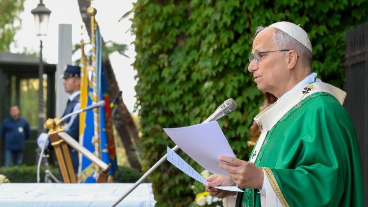 പാപ്പാ വിശുദ്ധ ബലിയർപ്പിക്കുന്നു 