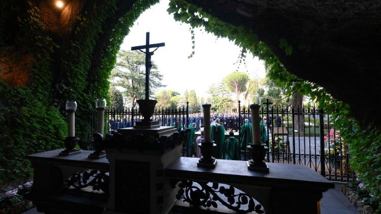 Szentmise a Vatikáni kertekben a Lourdes-i barlangnál