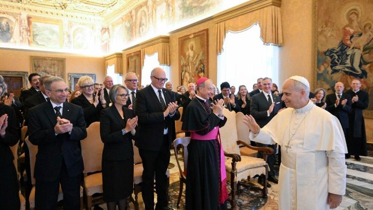 Leó pápa köszönti a Kolumbusz Lovagok képviselőit