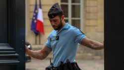 La chiusura delle porte all'Hôtel Matignon, sede del governo francese