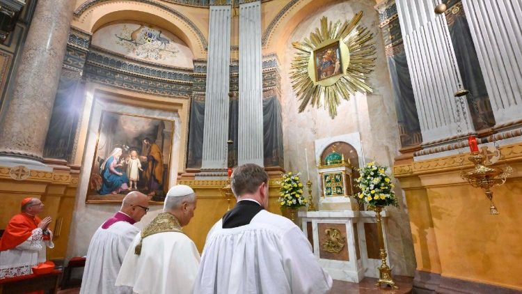 Popiežius vadovauja Rožinio Švč. M. Marijos šventės mišparams