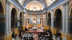 दोमुस ऑस्ट्रेलिया में रोजरी की माता मरियम के पर्व के पूर्व संध्या प्रार्थना का नेतृत्व करते संत पापा लियो 14वें