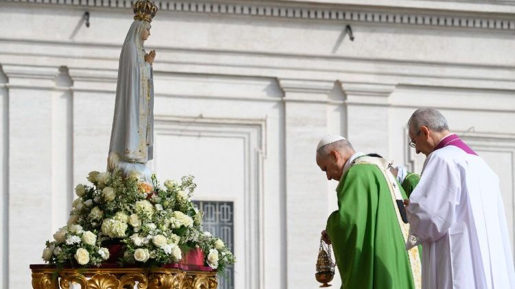 Il Papa a Piazza San Pietro per il Giubileo della spiritualit� mariana